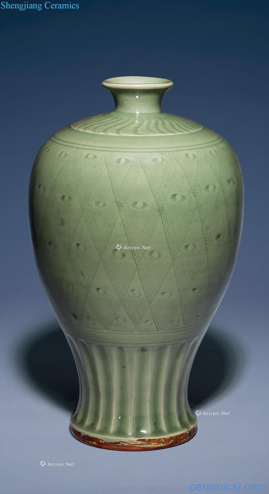 Ming Longquan geometric lines mei bottle green glaze