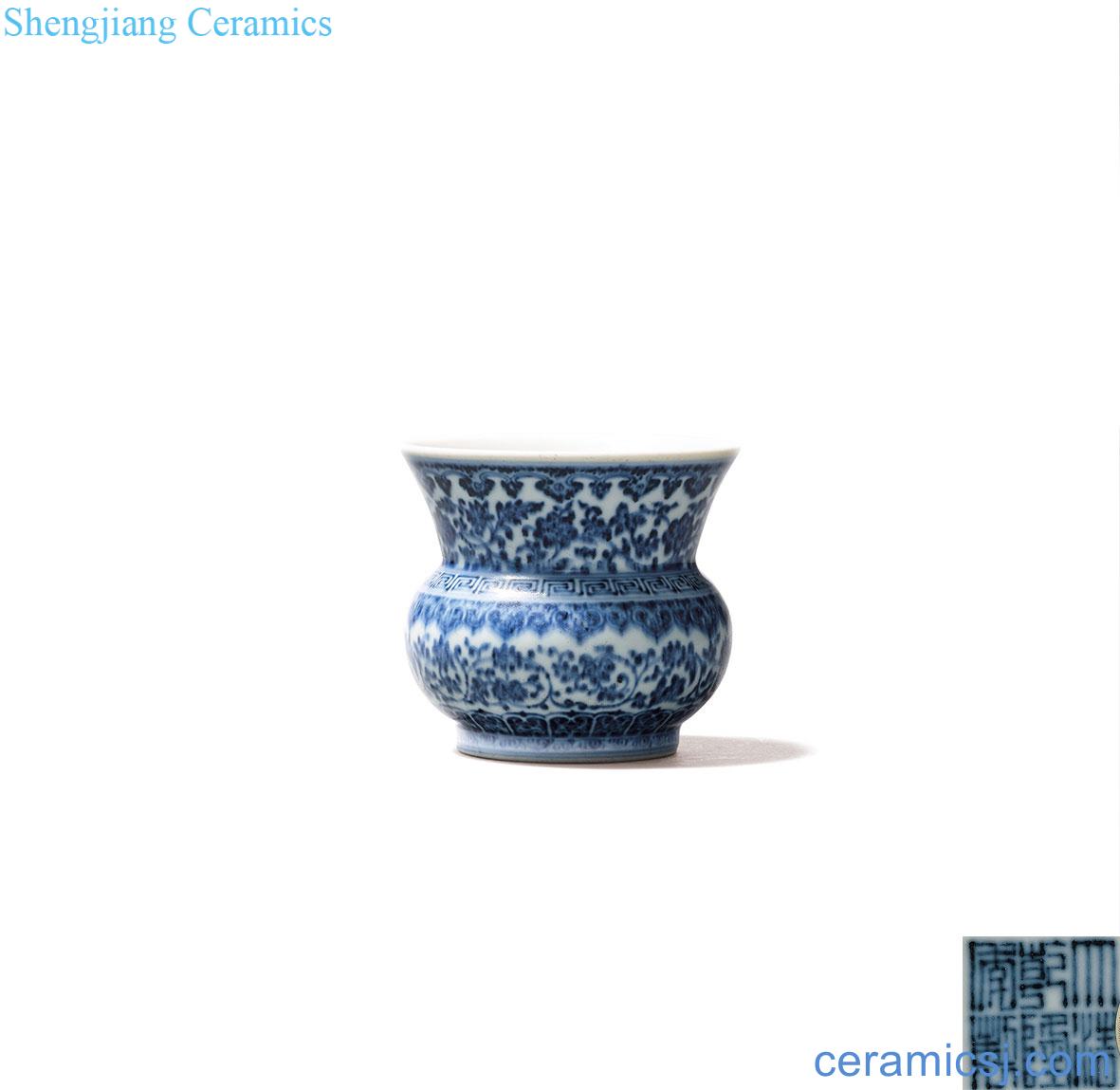 Qing qianlong Blue and white lotus flower grain slag bucket