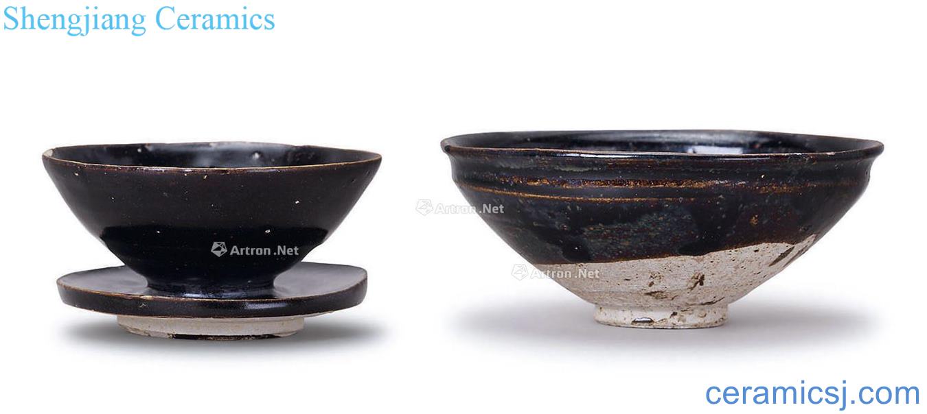 The song dynasty Black glaze tea even light tower type, one with black glaze small lamp