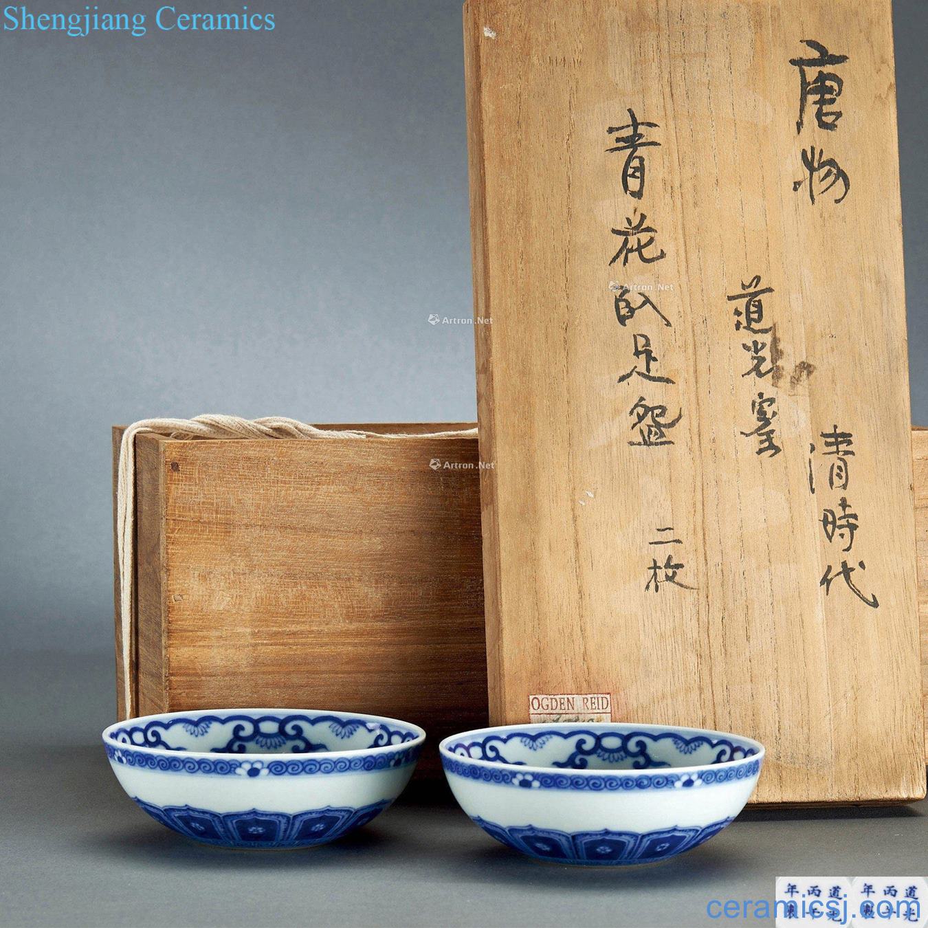Clear light blue and white "lotus" and "flowers" lines "lie the foot bowl (a)"