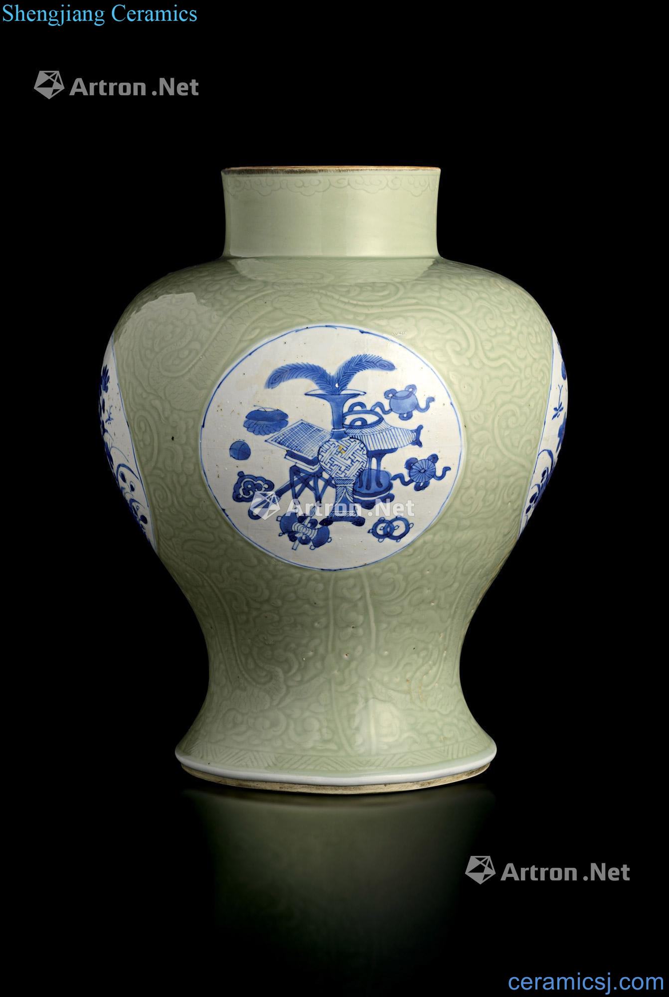 China, kangxi in the qing dynasty Blue and white antique medallion grain tank pea green glaze