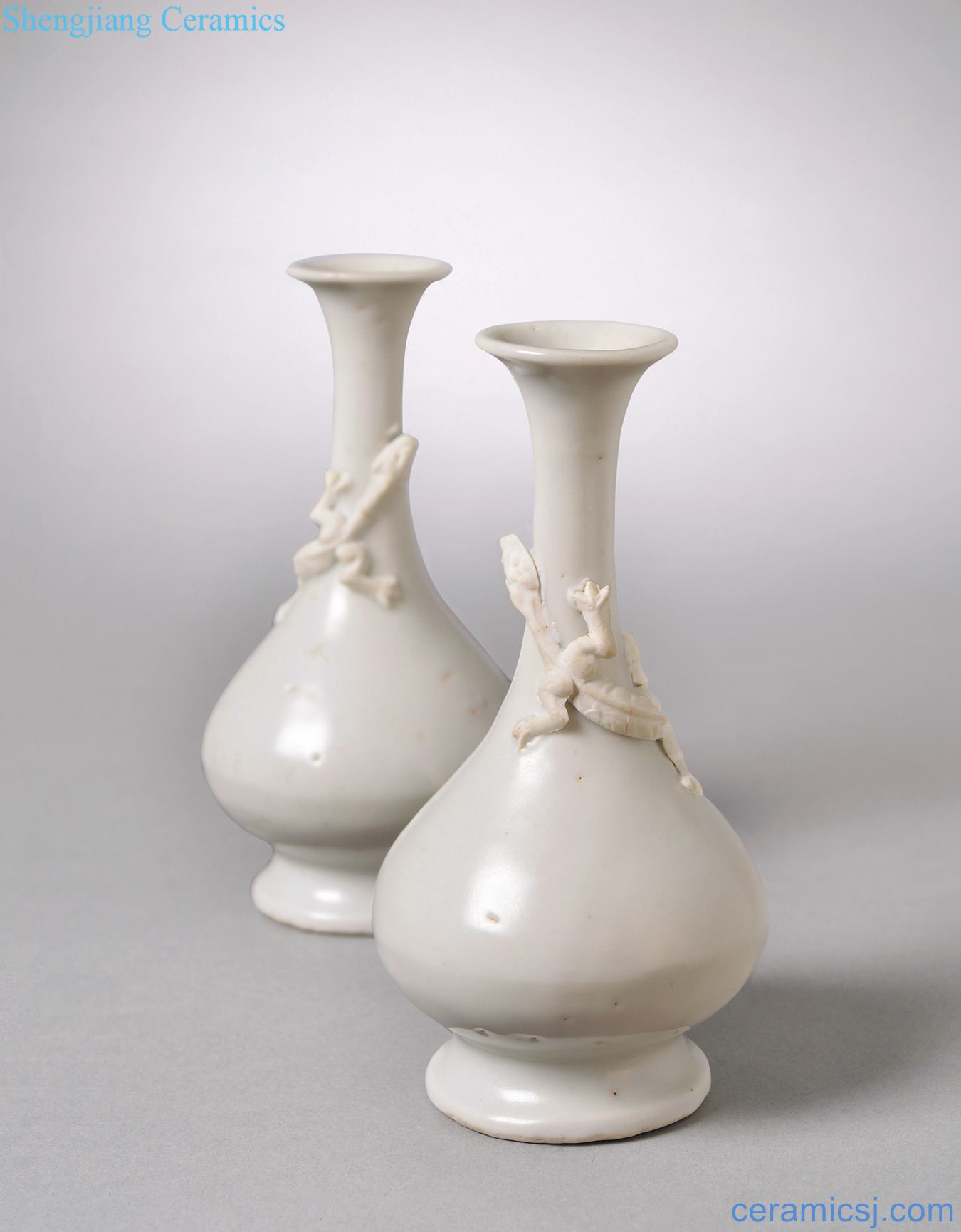 Ming White glazed longnu bottle (a)