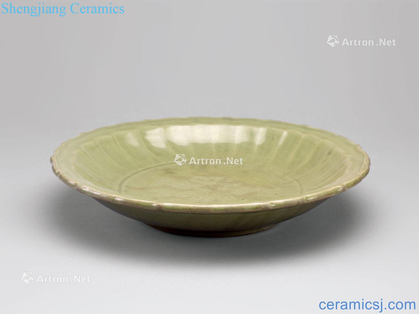 Ming Longquan celadon hand-cut kwai plate