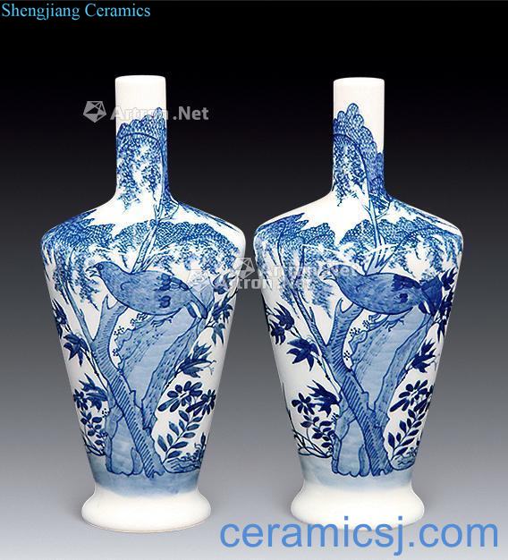 The qing emperor kangxi Blue and white flower bottle (a)