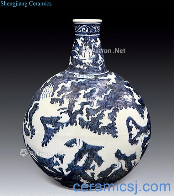 Ming xuande Blue and white dragon bottle