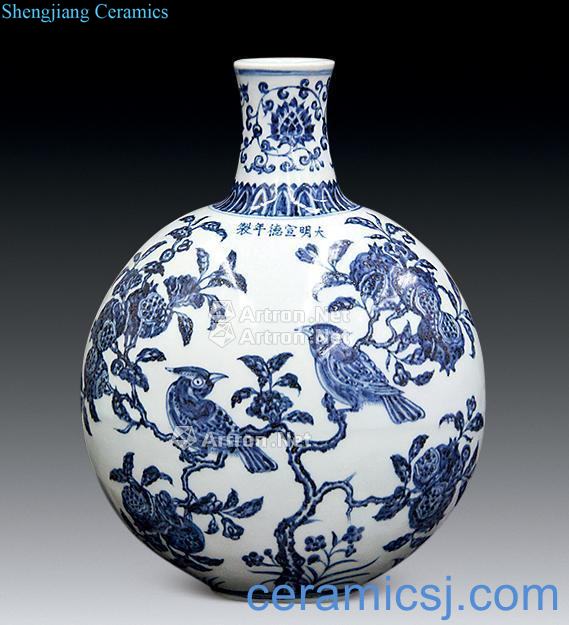 jintong Blue and white painting of flowers and a bottle
