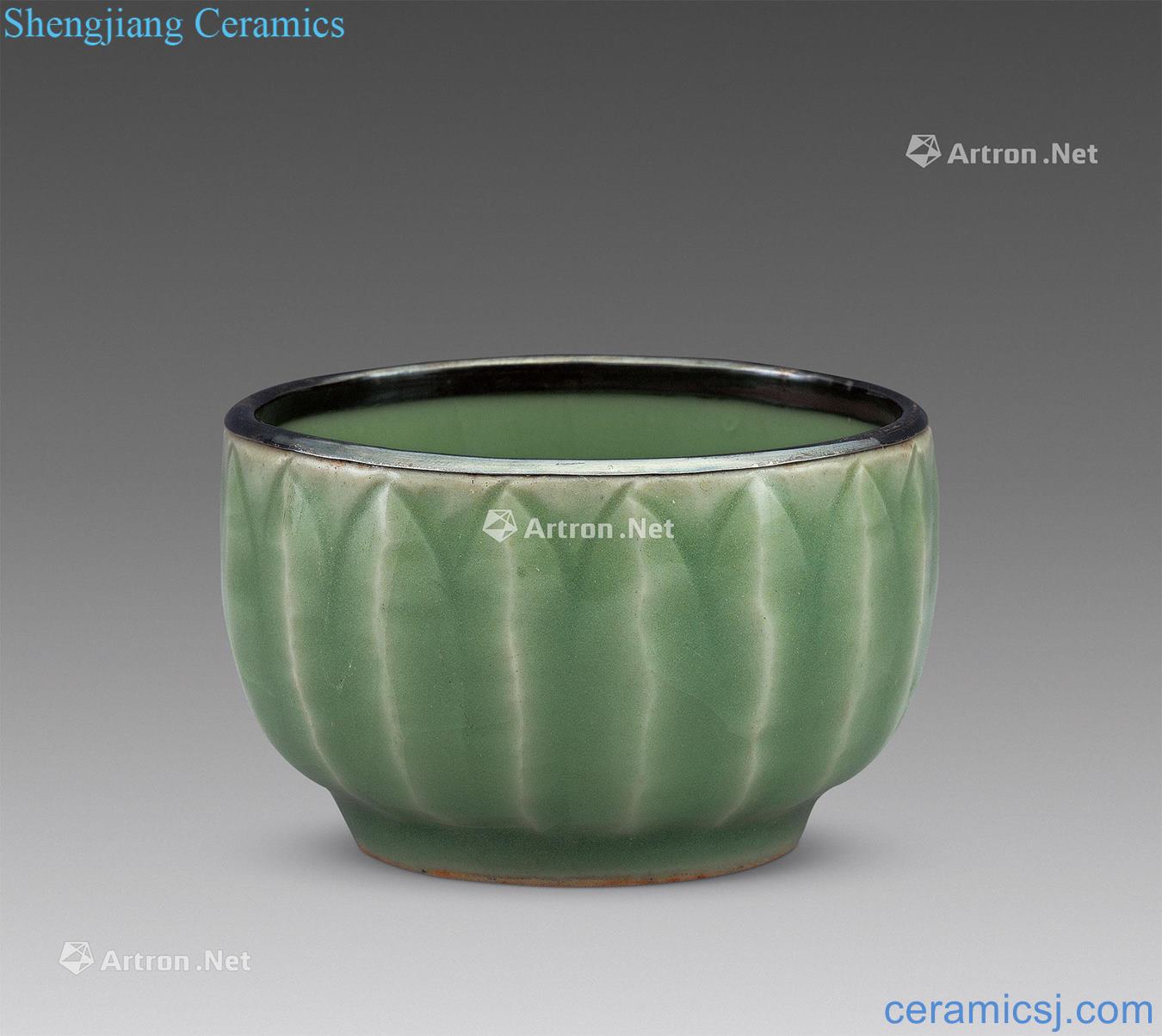 The southern song dynasty Longquan celadon lotus-shaped glass