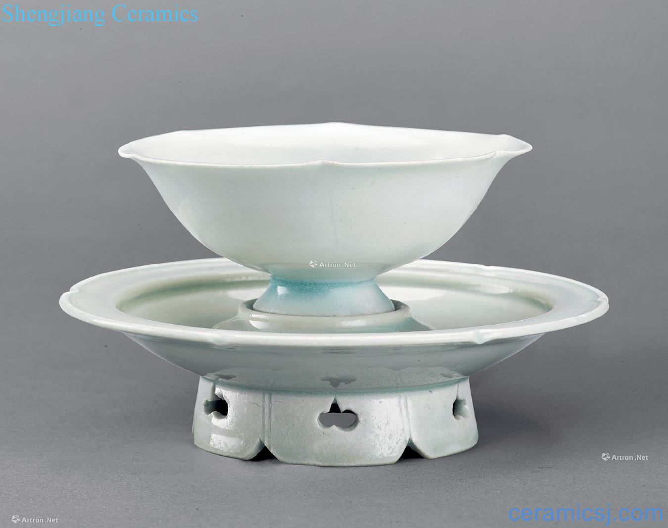 Song green white porcelain footed lamp