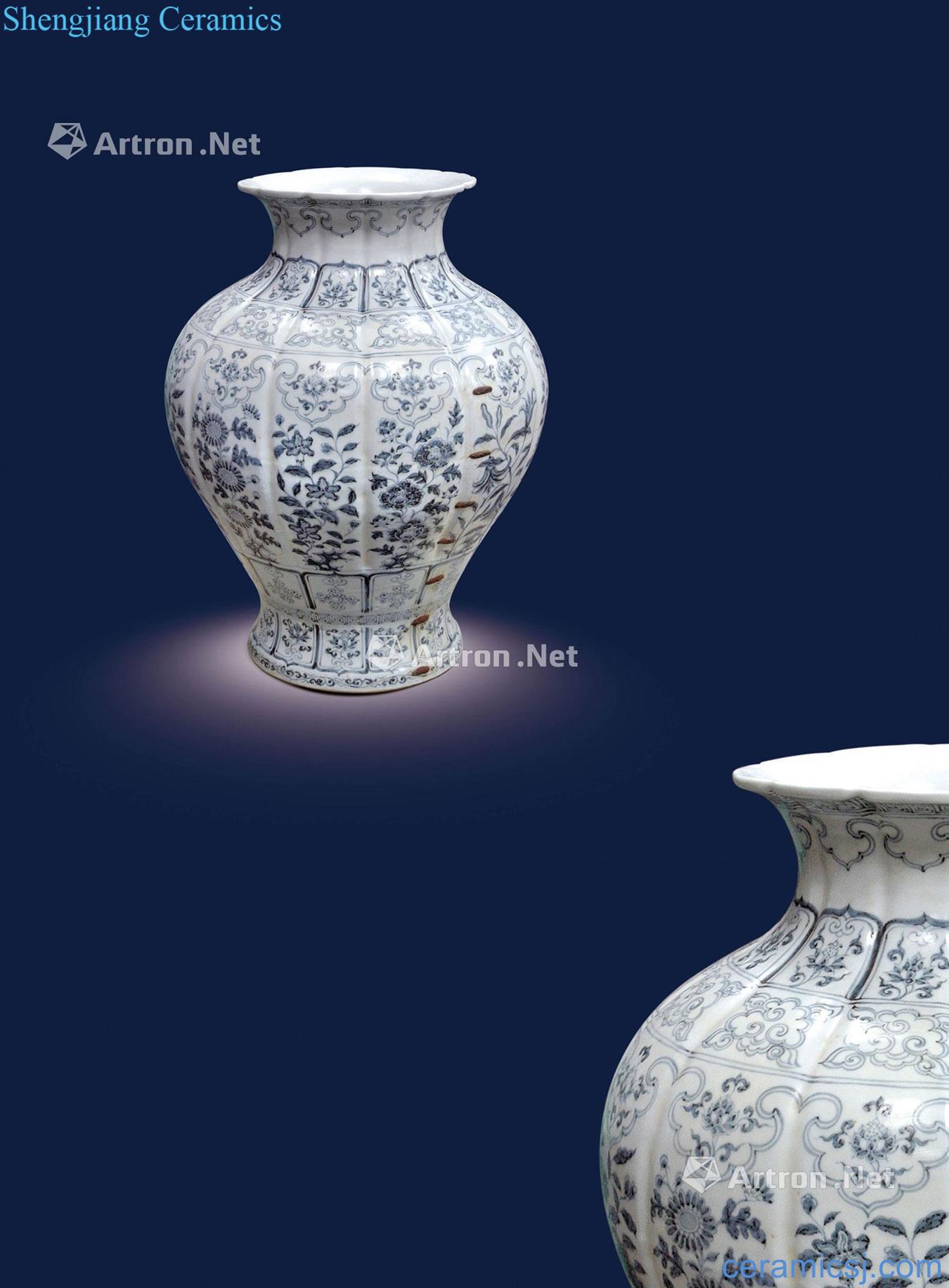 Early Ming dynasty Blue grass passionflower moire twelve crispy noodles ridge large bottle