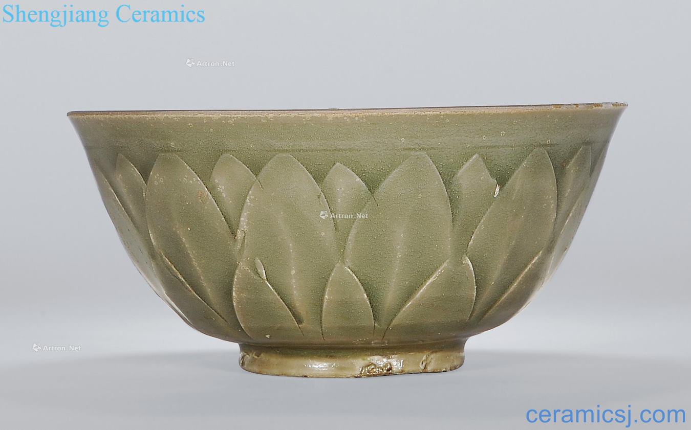 Ming or earlier Yao state kiln carved Hualien disc green-splashed bowls