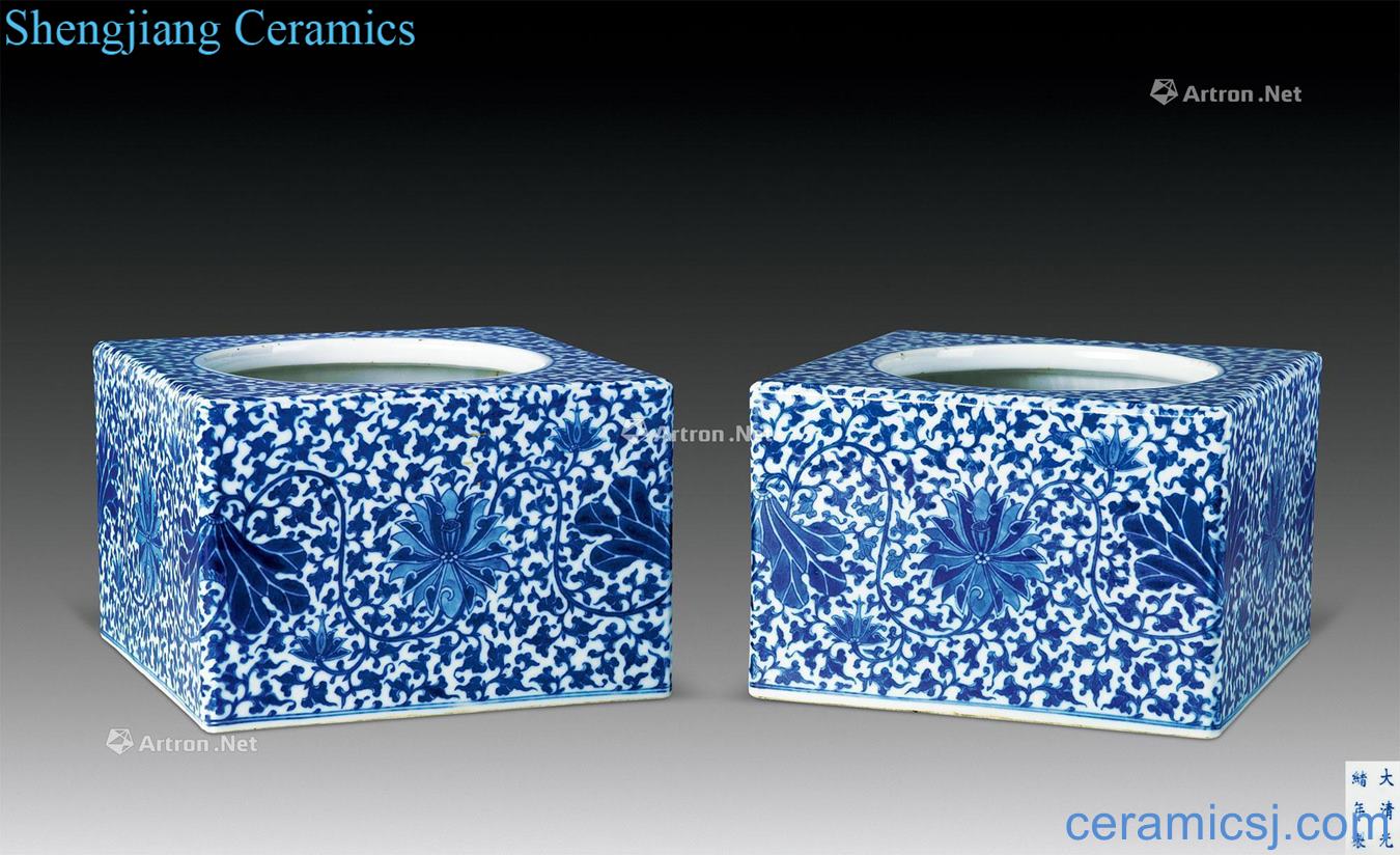 Qing guangxu Blue and white lotus flower grain square paper basket