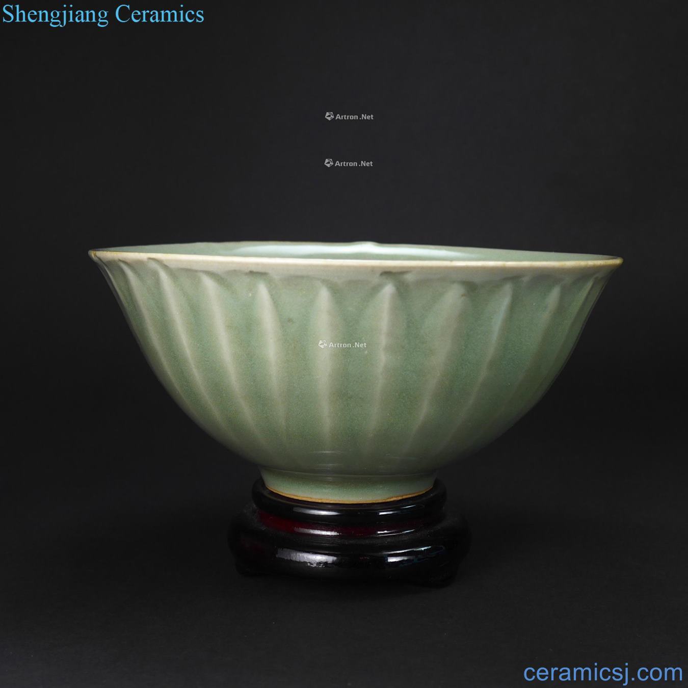 The southern song dynasty Longquan plum violet disc bowl