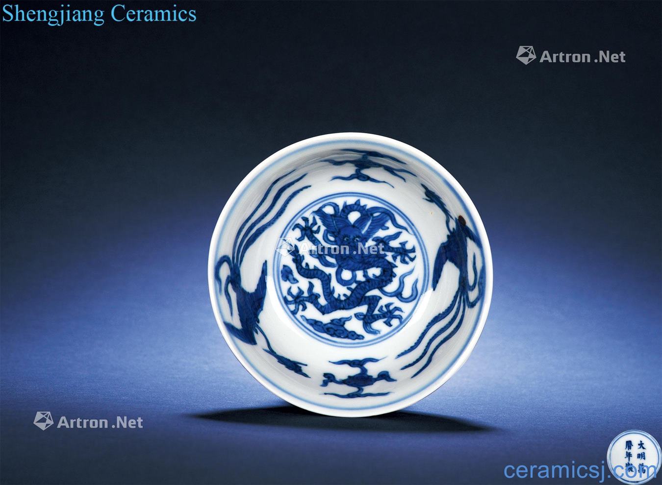 Ming wanli Blue and white wrap flowers longfeng lines within the cup