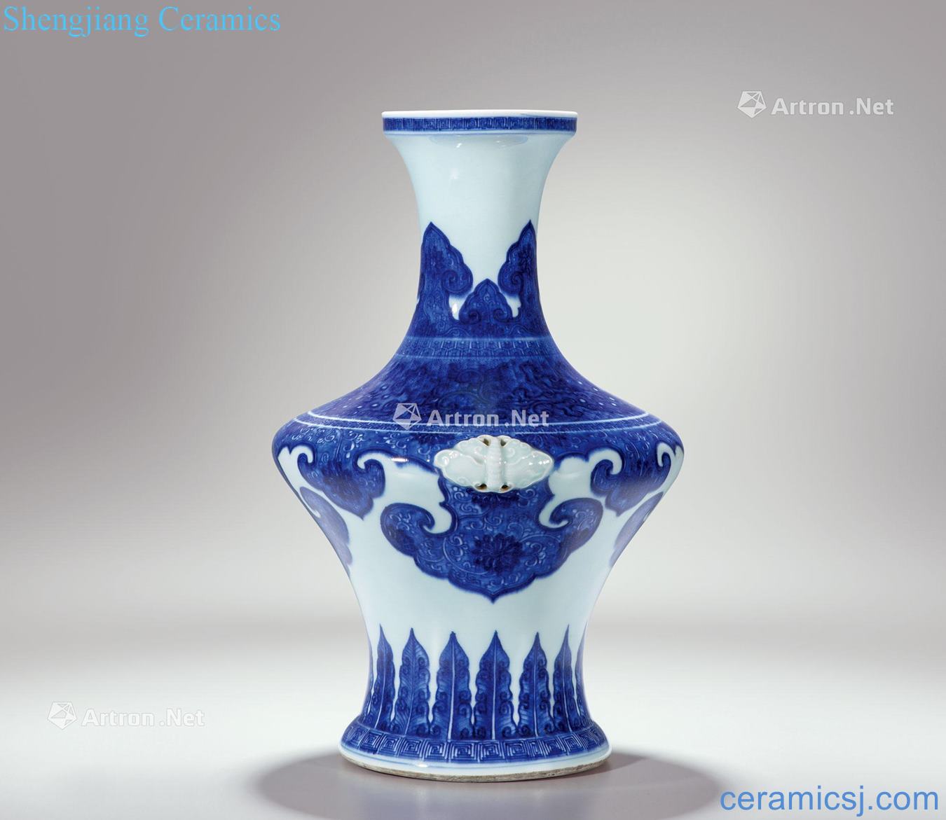 Qing yongzheng Blue and white ruyi cloud shoulder grain applique butterfly ears mouth statue