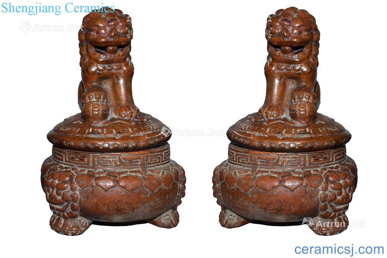 In the Ming dynasty cover ceramic incense burner a lion