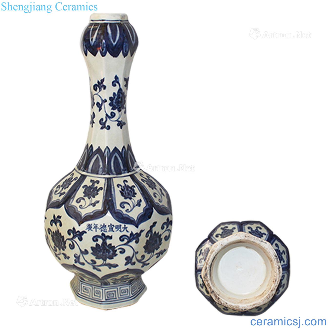 In the Ming dynasty Blue and white flower grain garlic bottle wrapped branches