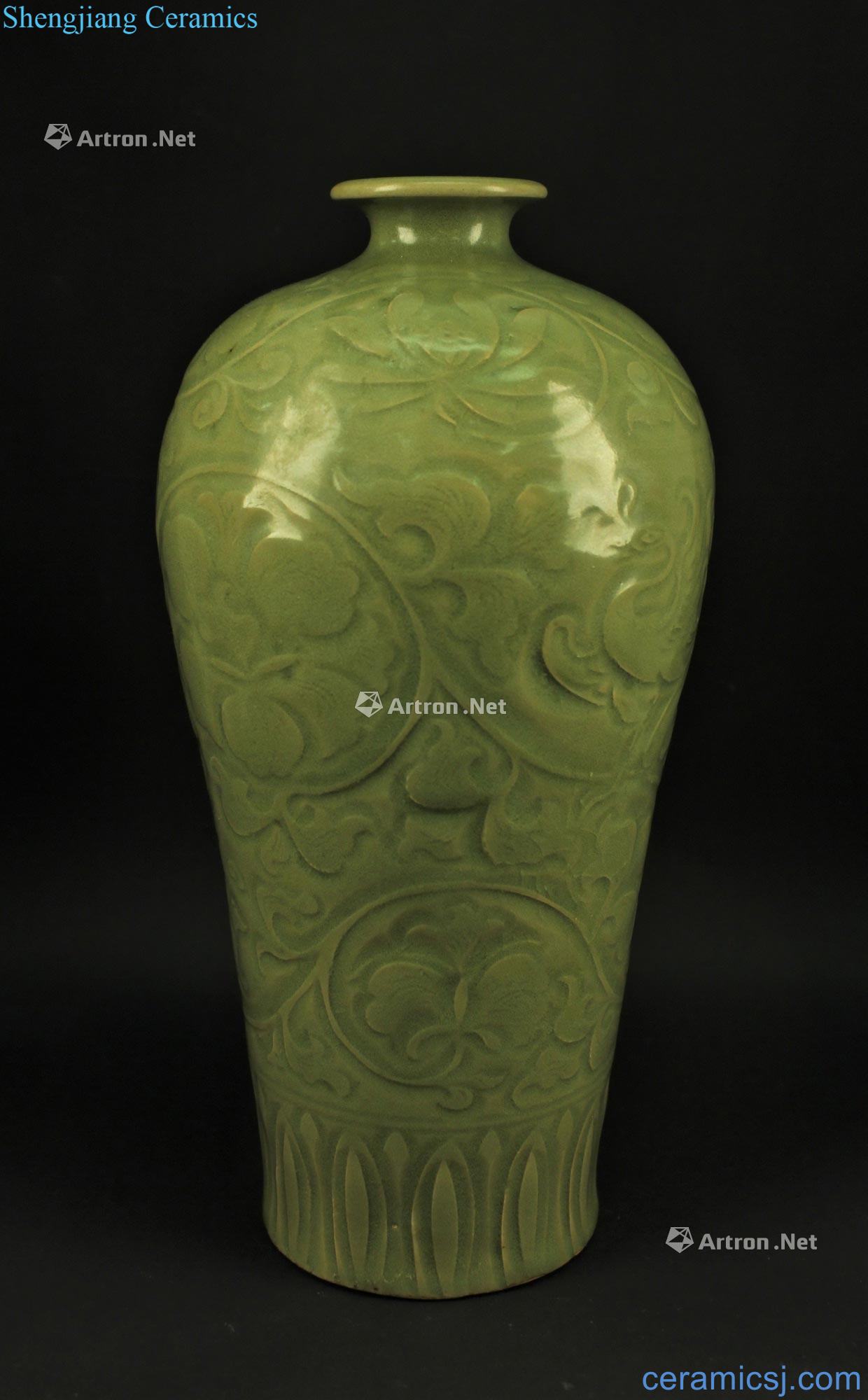 The song dynasty Yao state kiln green glaze hand-cut plum bottle