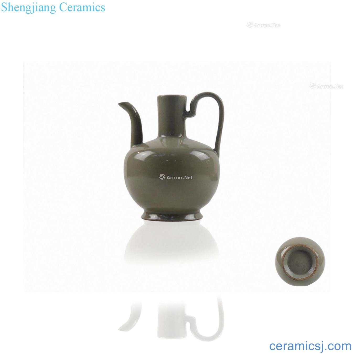 The kiln in tang dynasty and the secret color porcelain ewer