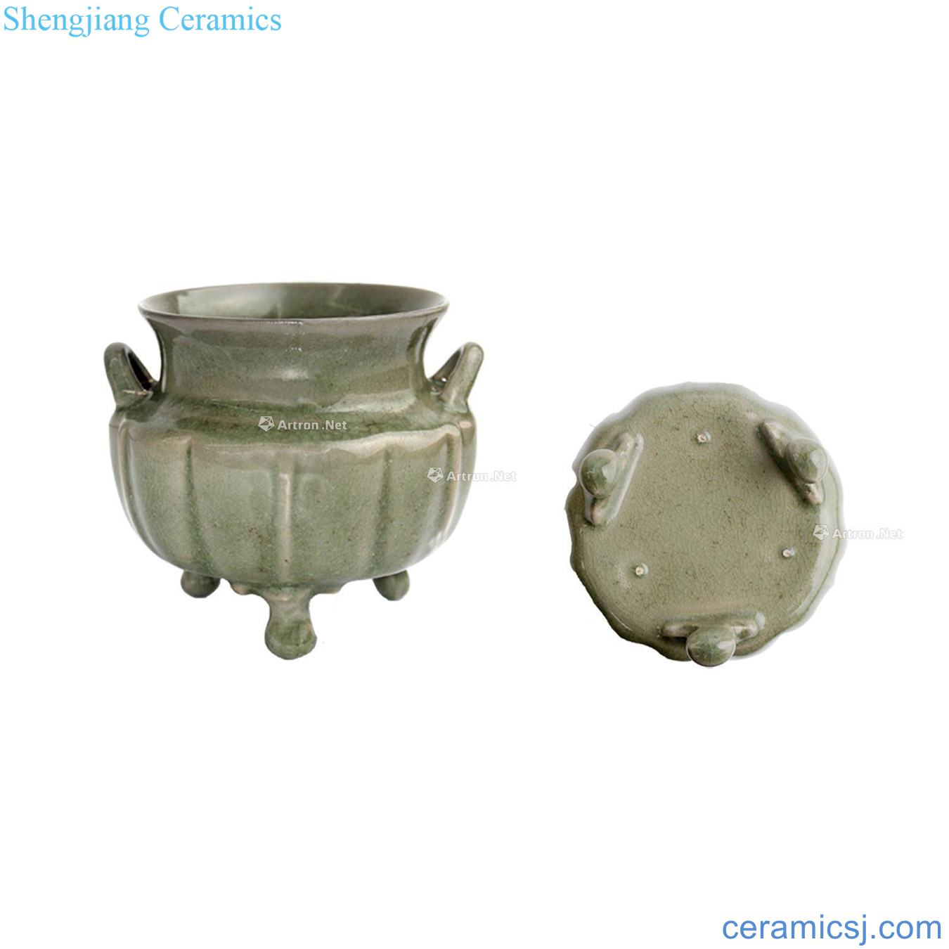 Northern song dynasty Your kiln green glaze in the ears furnace with three legs