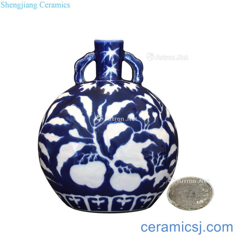 In the Ming dynasty yongle blue glaze white flower grain BaoYue bottles