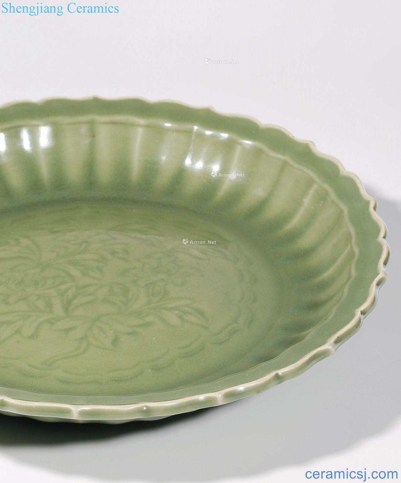 Ming Longquan carved decorative pattern plate