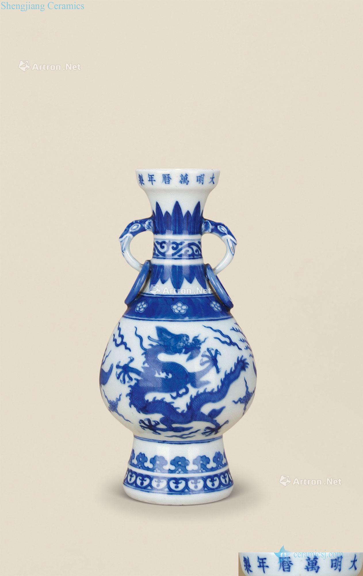 In late qing dynasty Blue and white dragon dish buccal bottle of my ears