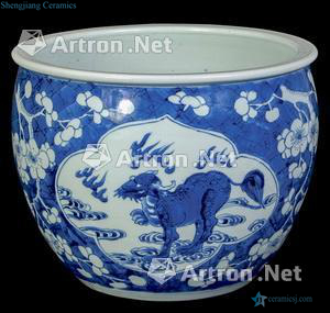 Blue and white ice plum medallion flowers cylinder of the reign of emperor kangxi