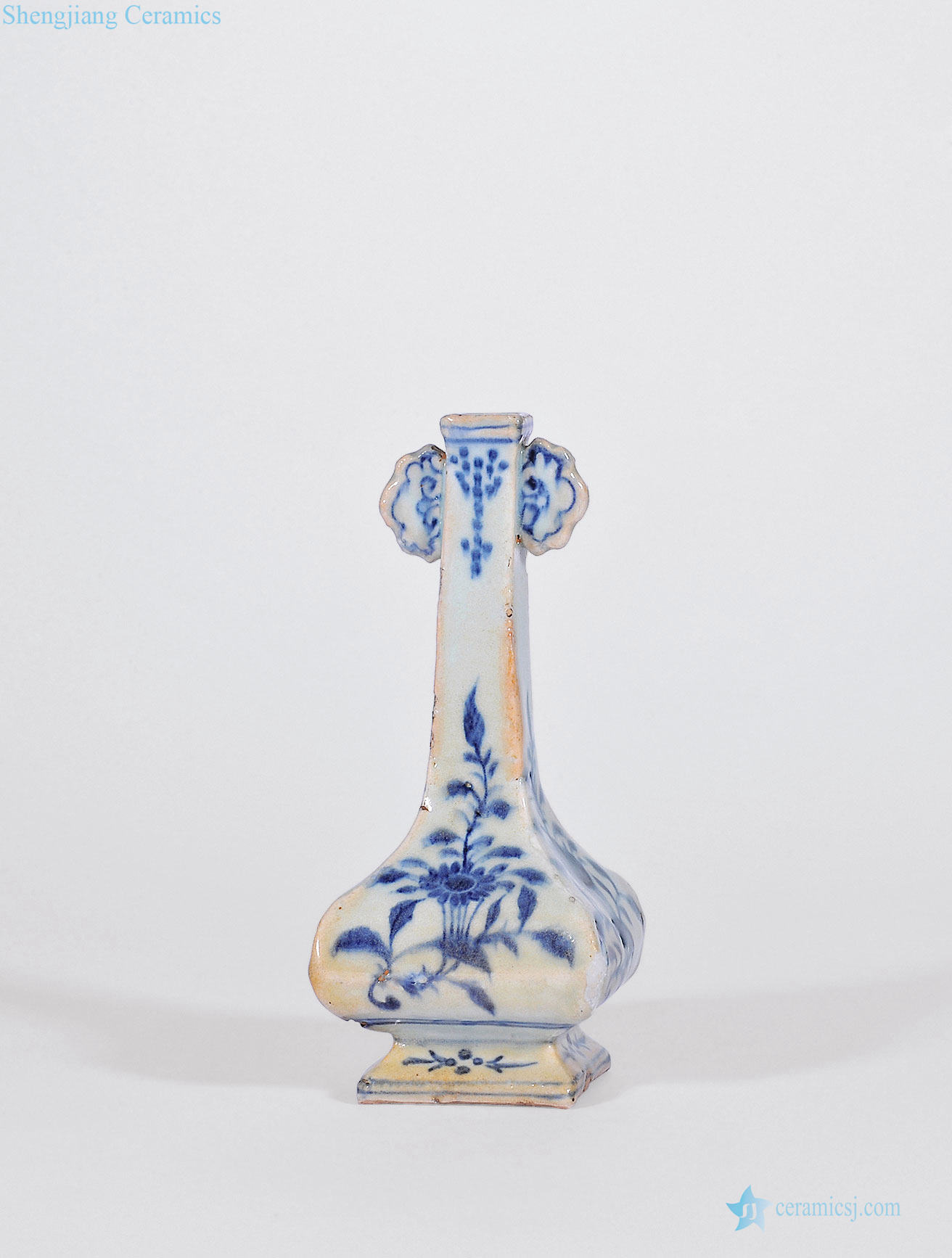 In the late Ming Blue and white fold branch flowers and grain cloud ear small square bottle