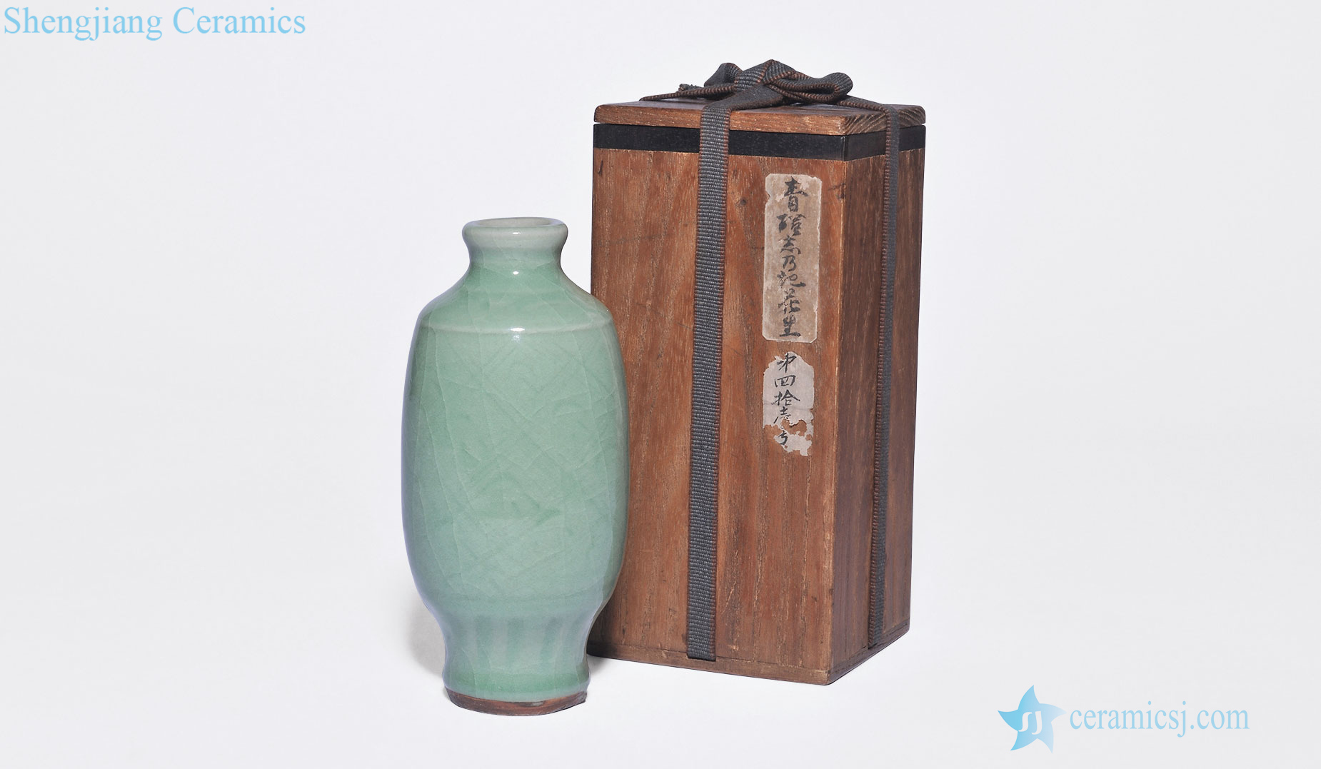 In the late Ming Longquan celadon glaze dark moment brocade small bottle