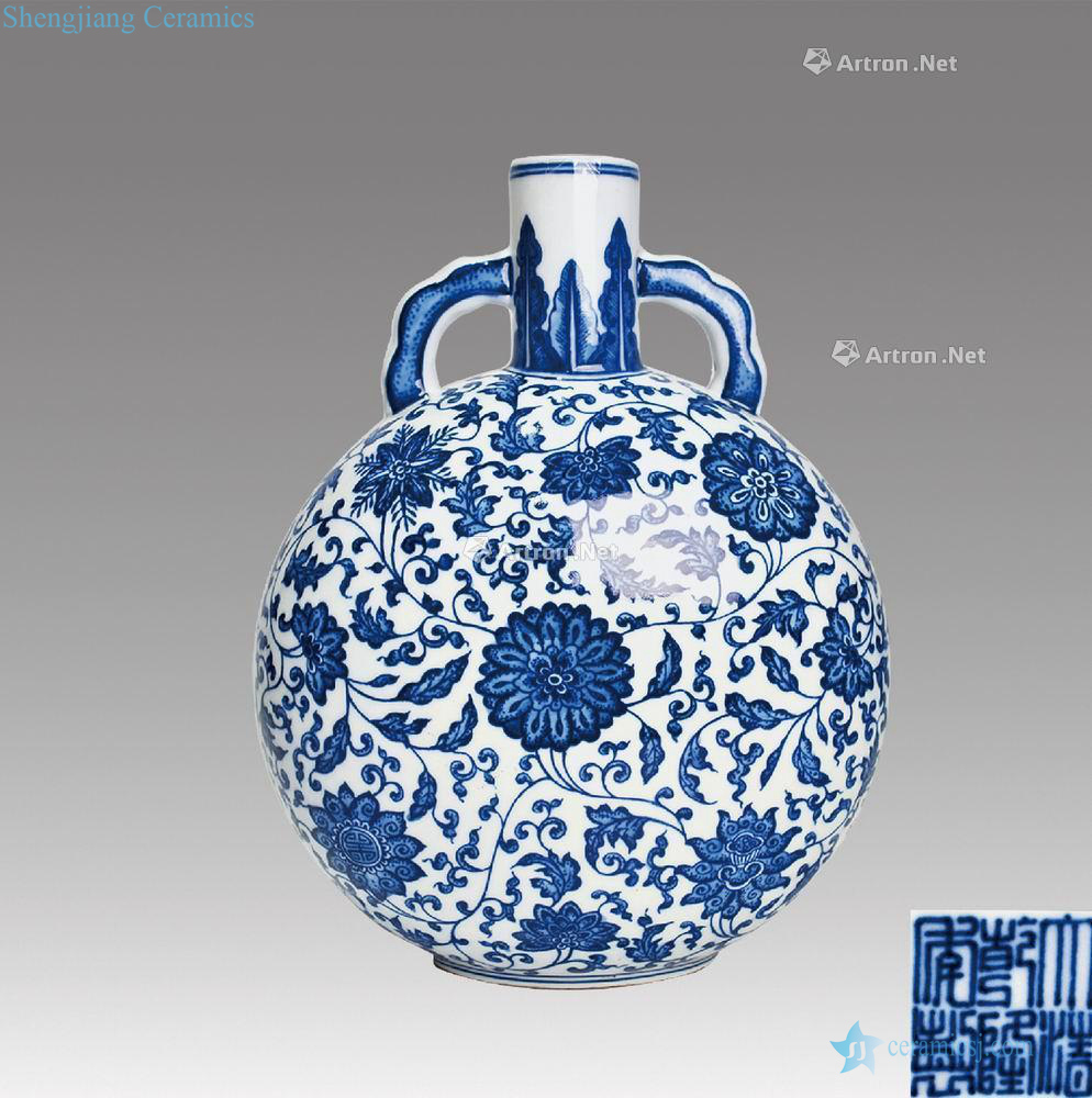 In the qing dynasty Blue and white flower tattoo on bottle wrapped branches