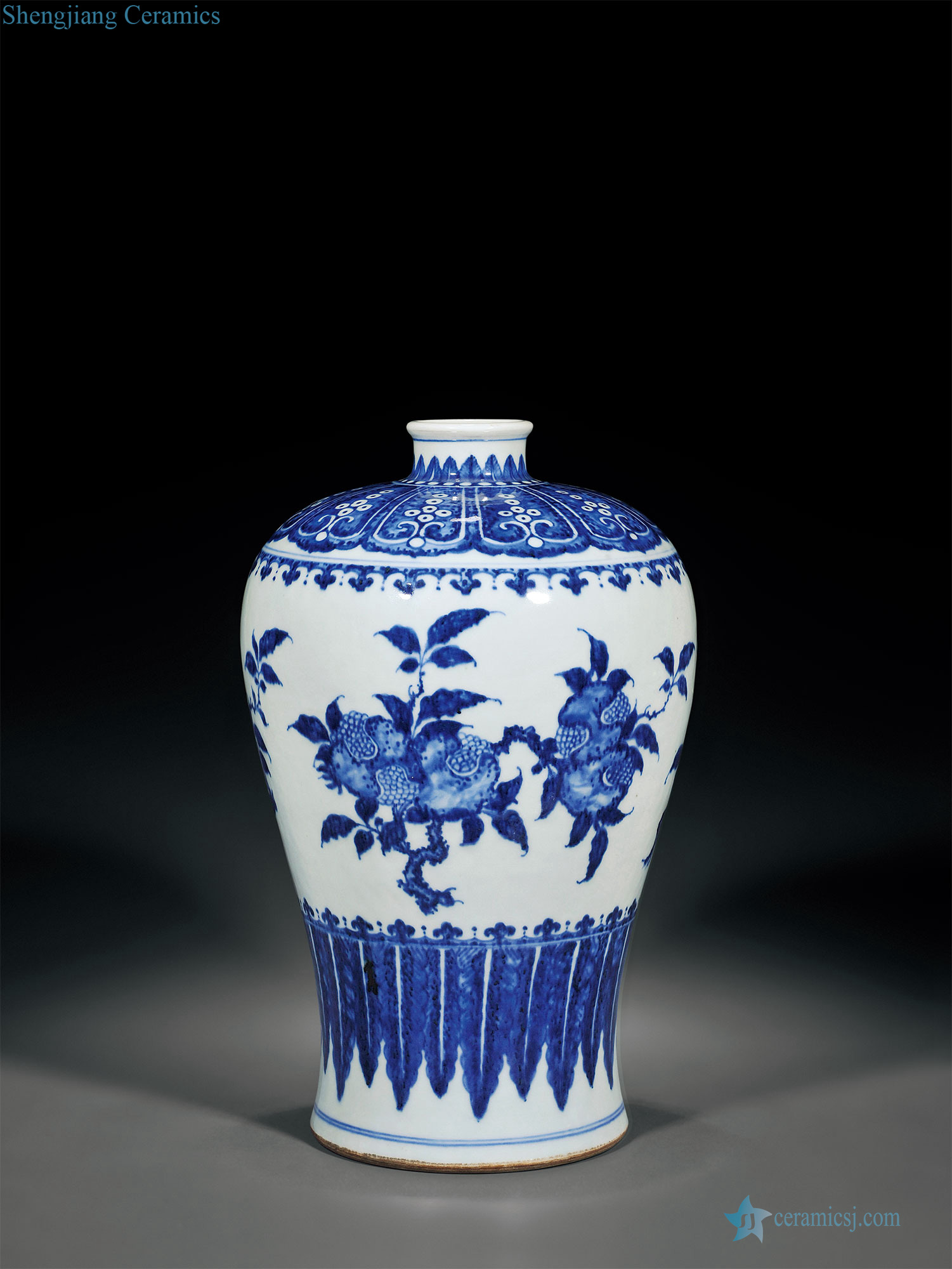 Qing qianlong Blue and white sanduo grain mei bottle