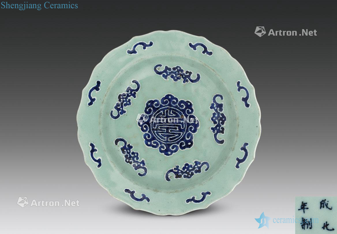 Qing qianlong pea green glaze porcelain plus Bai Wufu shou wen kwai mouth tray