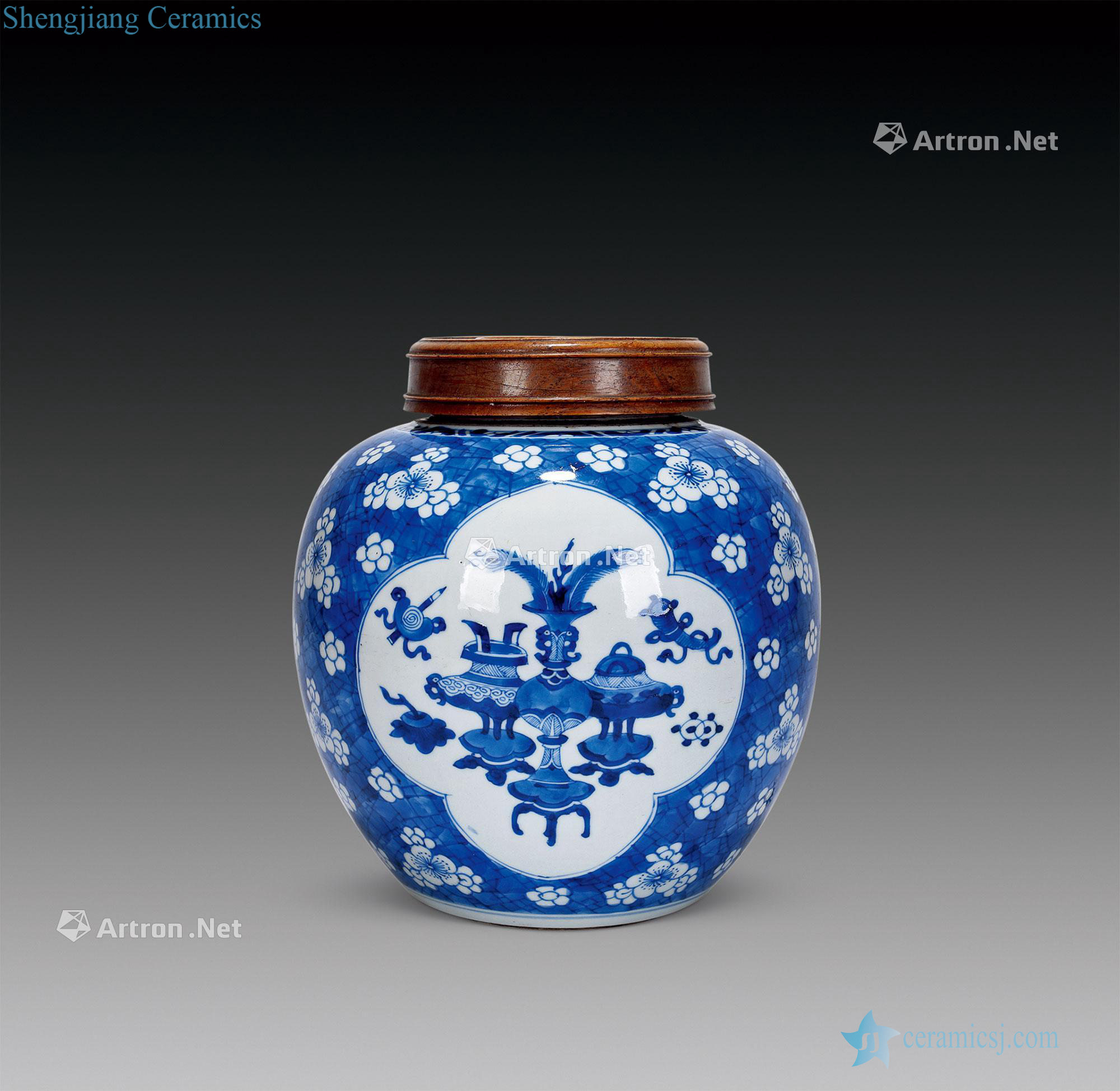 The qing emperor kangxi Blue and white ice plum medallion antique grain tank