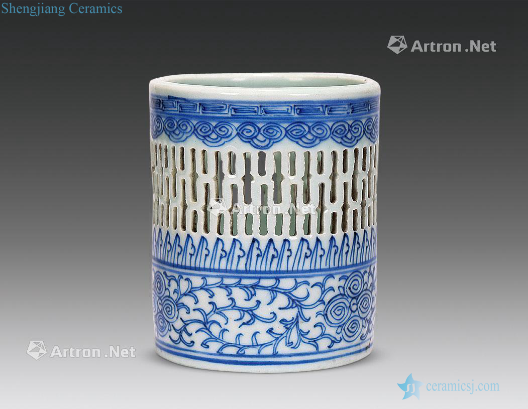 Qing jiaqing Blue and white flowers lines hollow out brush pot