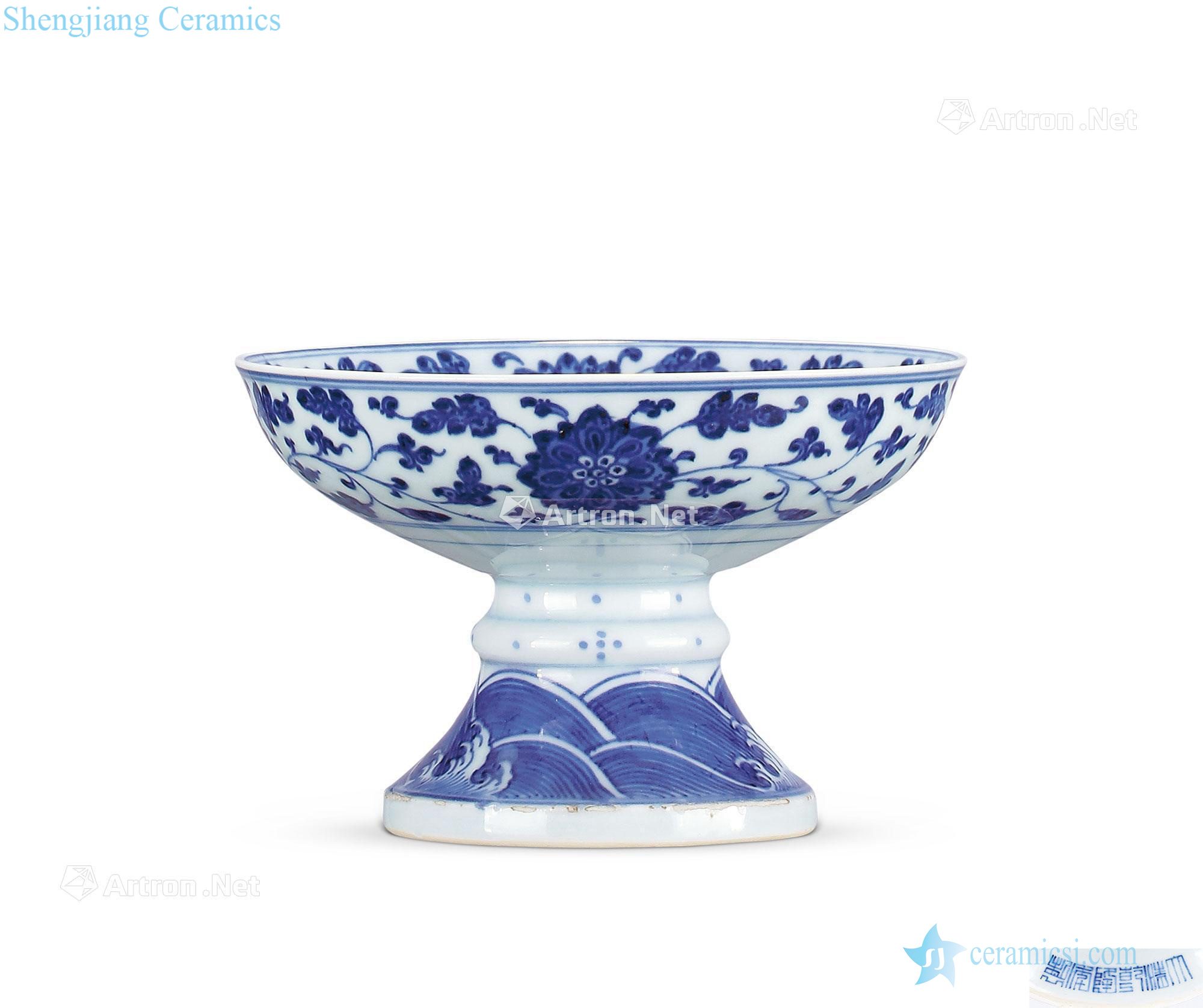 Qing qianlong Blue and white lotus flower pattern footed bowl