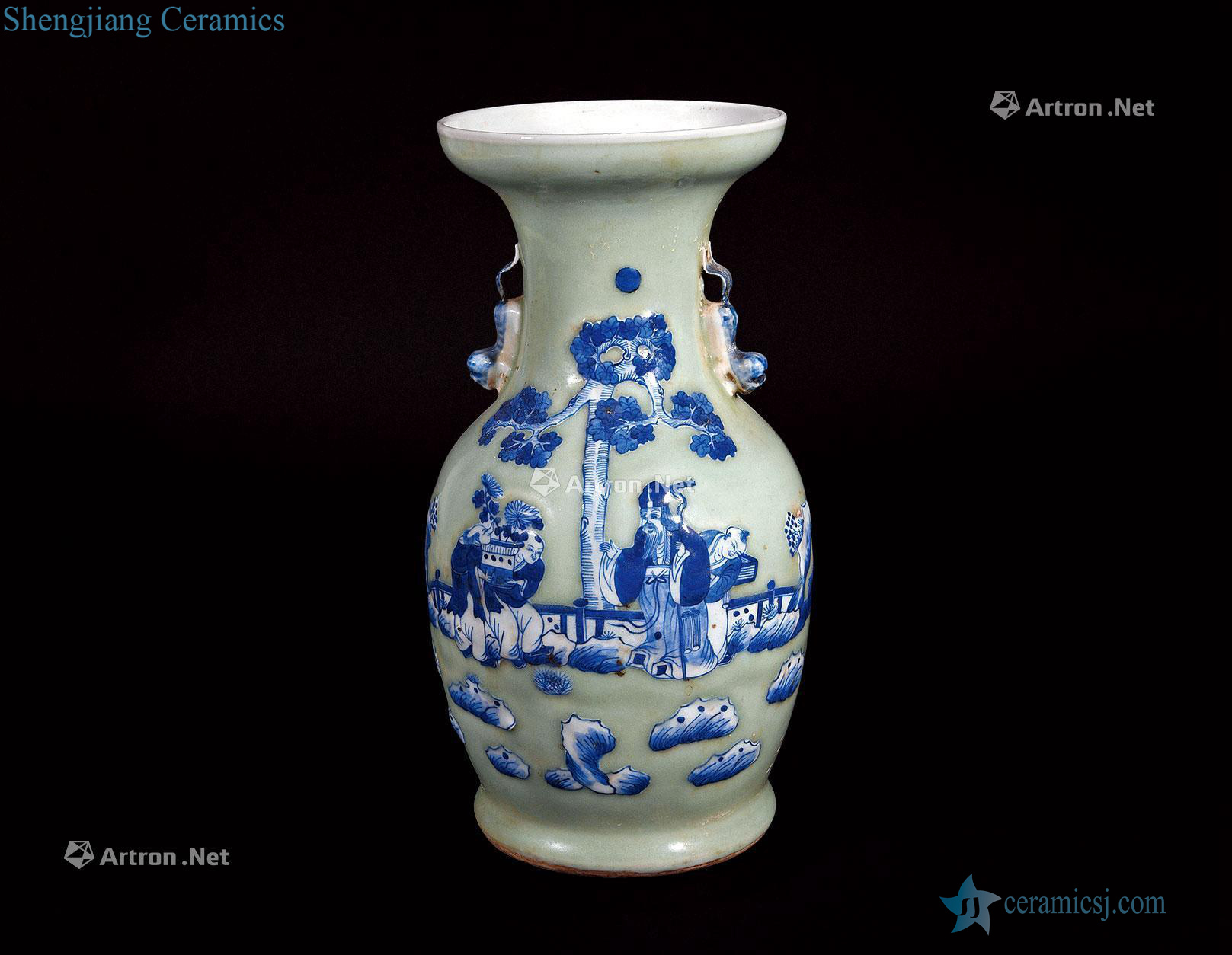 Qing pea green blue and white plus Bai Aiju vase with a double lion
