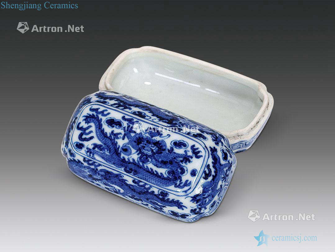 Mid qing Blue and white dragon cover box