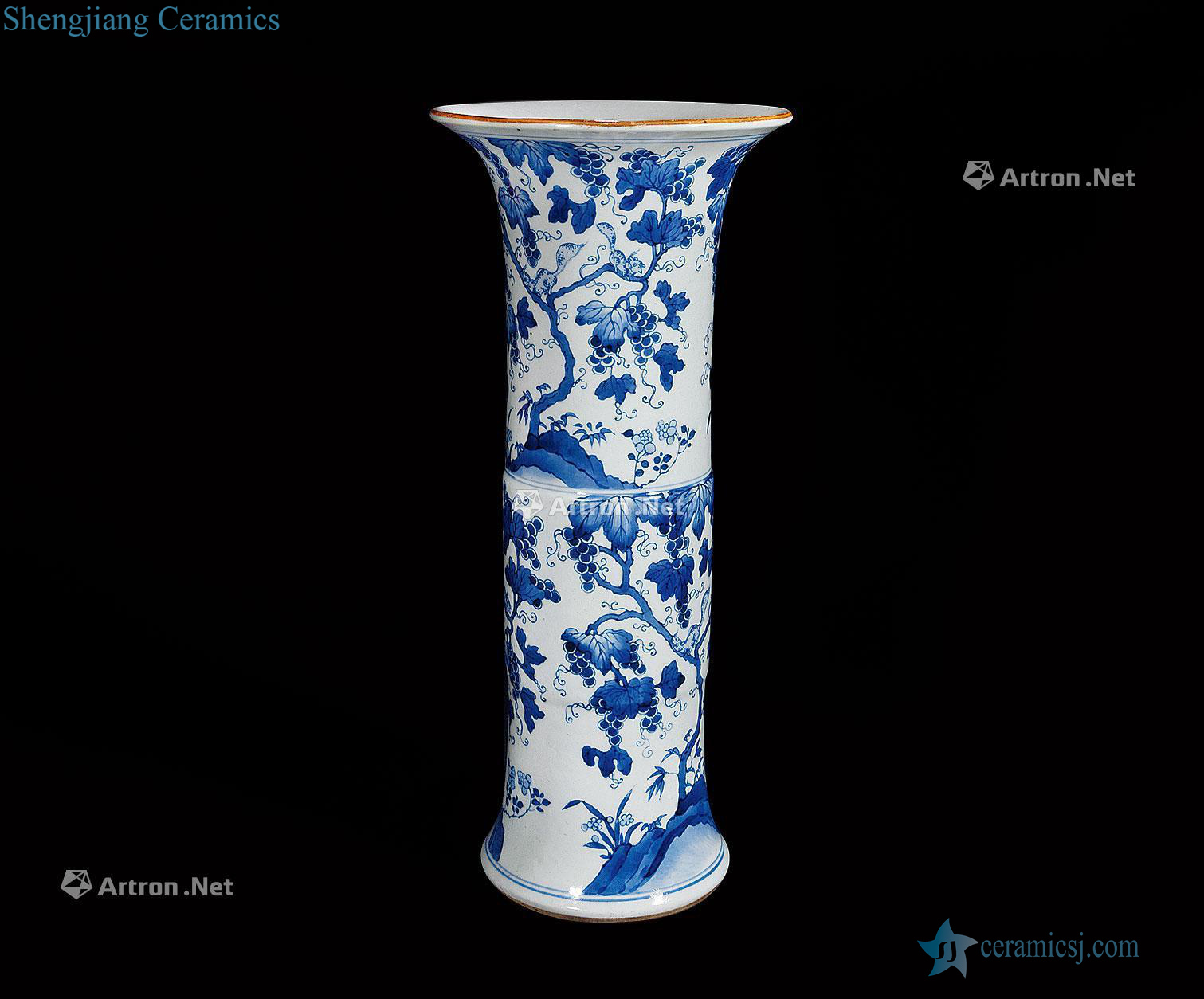 Qing dynasty blue and white grain flower vase with squirrel grapes