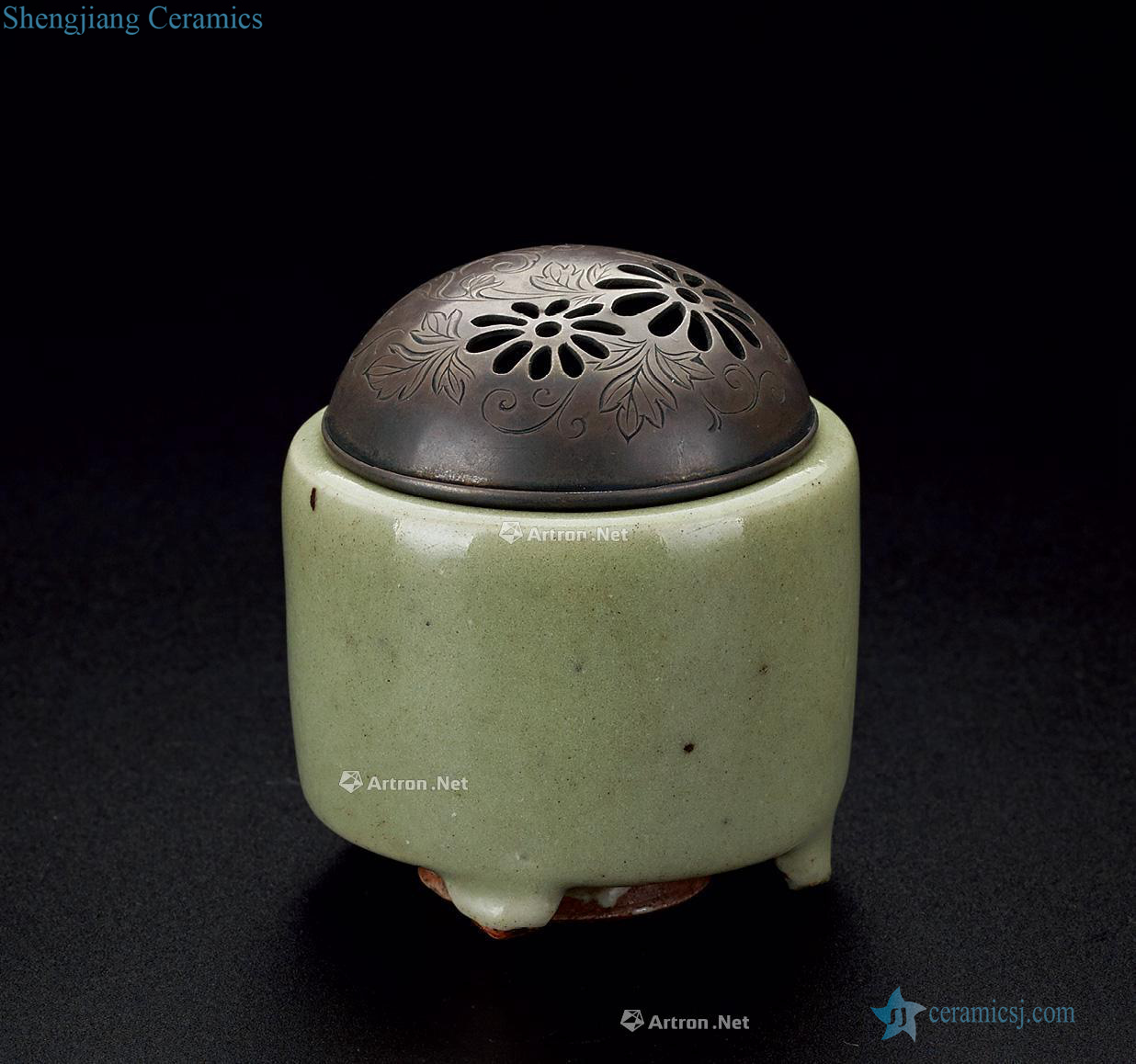 In the Ming dynasty Longquan celadon glaze cylindrical furnace