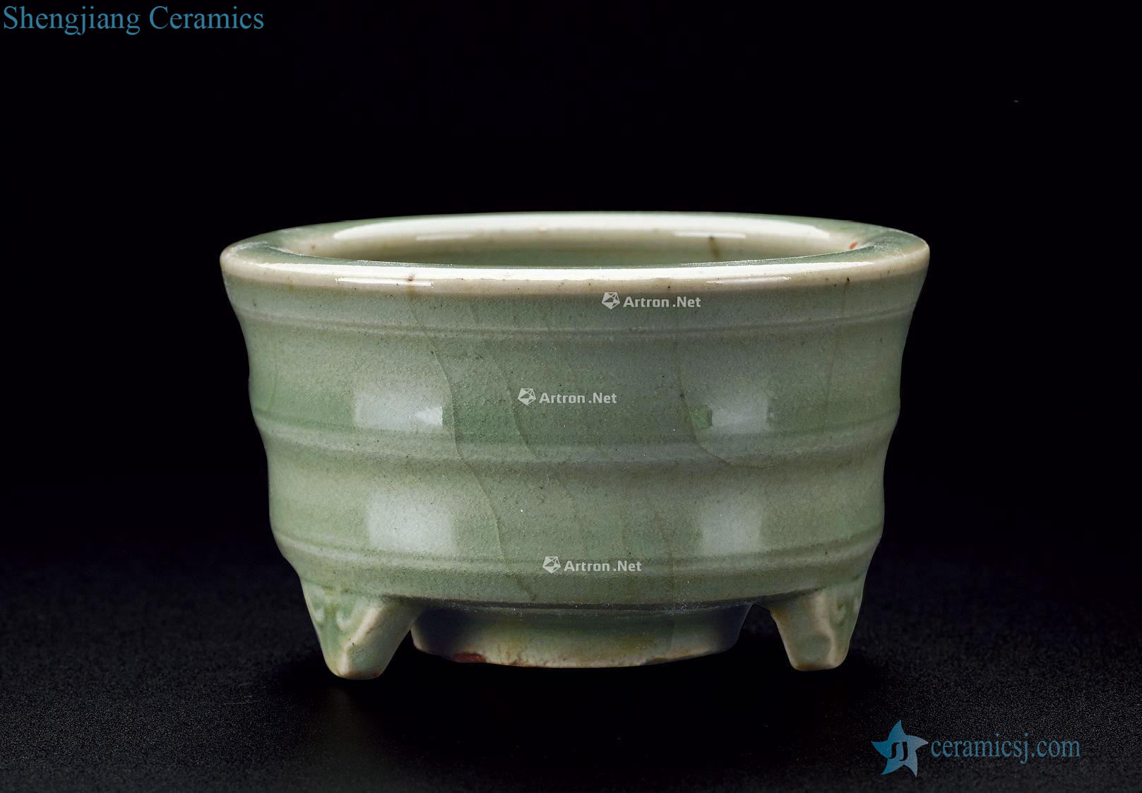 In the Ming dynasty Longquan celadon bowstring grain furnace
