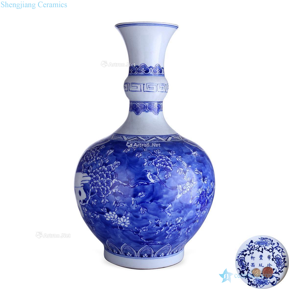 In the qing dynasty Blue and white flower on grain mouth bottle