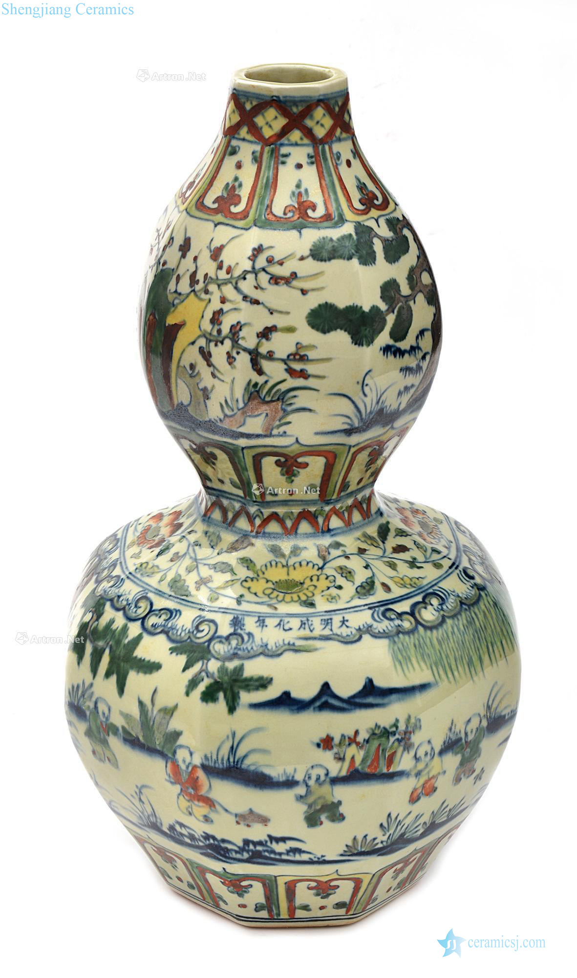 In Ming dynasty, dou wen gourd bottle color characters