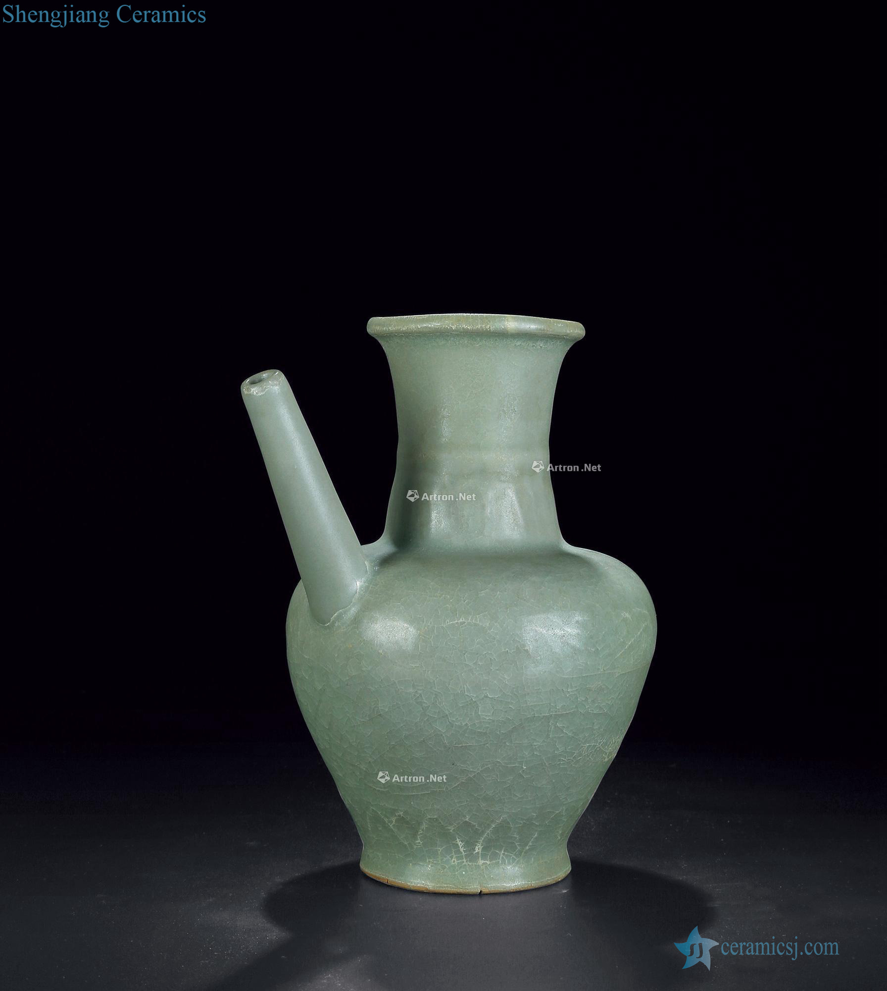 The southern song dynasty Longquan celadon dragon net ever-flowing water bottles