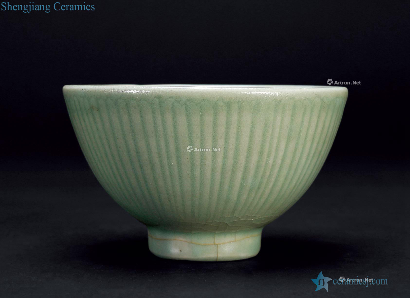 Ming Longquan glaze dark carved lotus pattern bowl