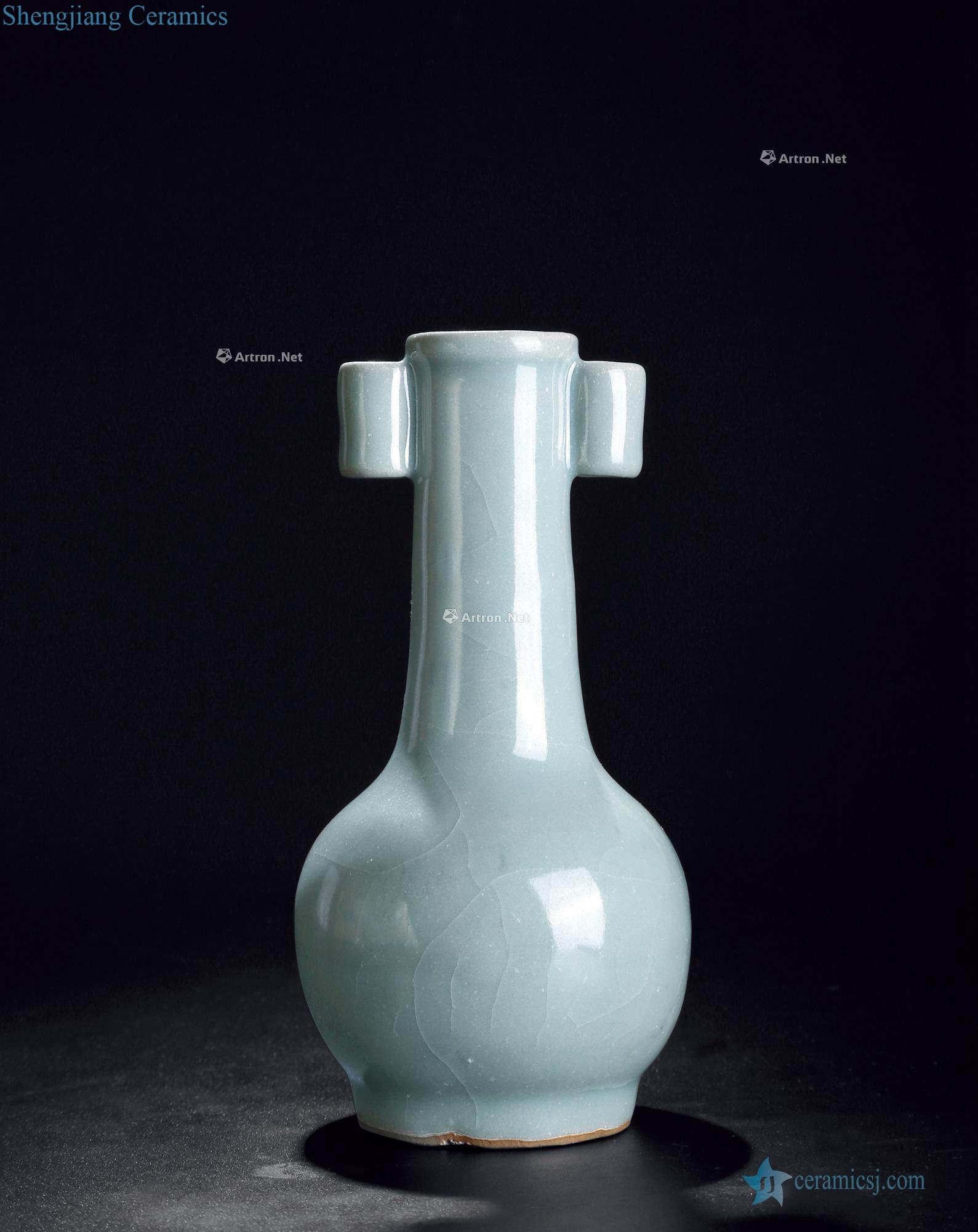The southern song dynasty Longquan celadon penetration ears