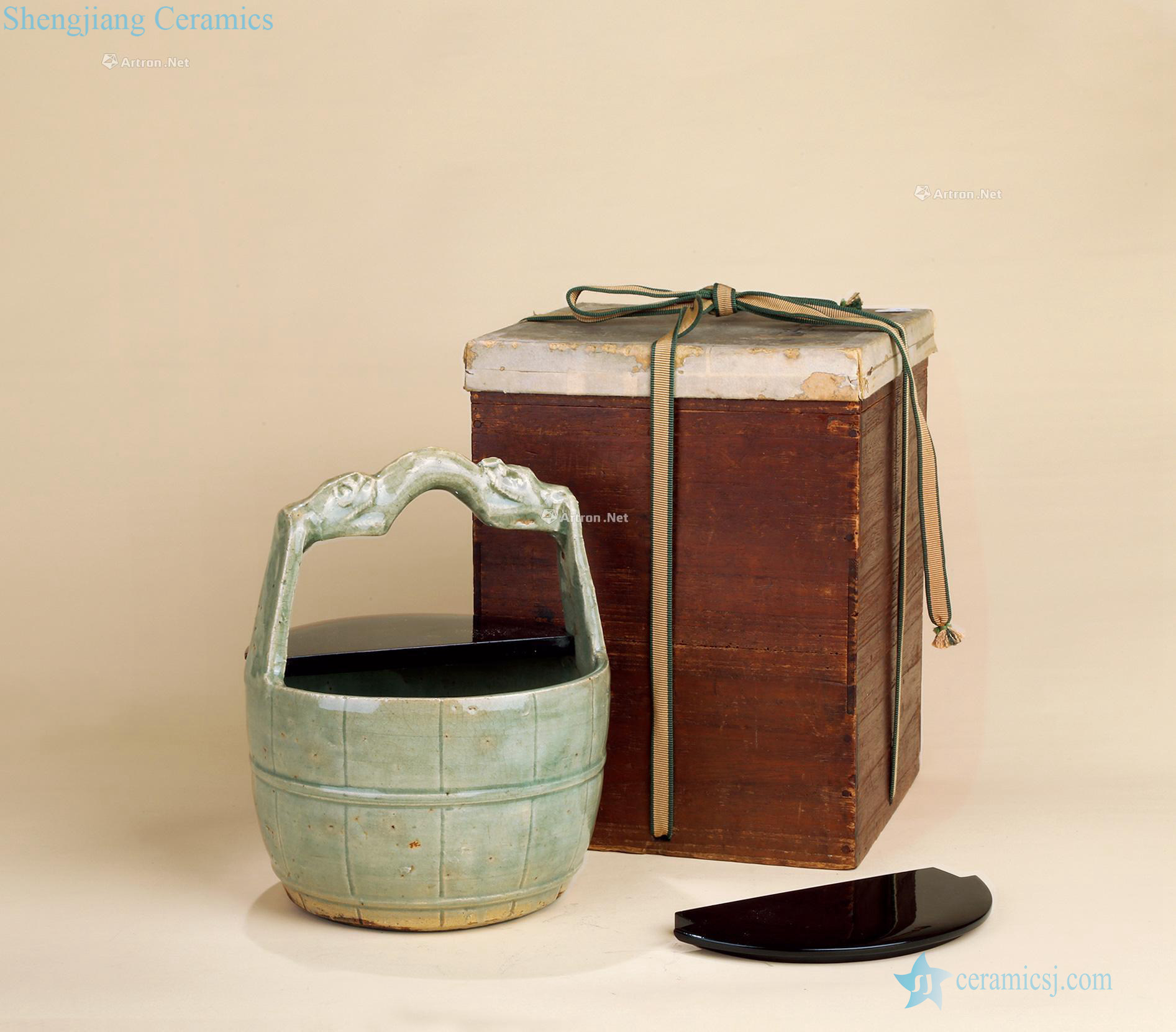 yuan Longquan celadon water bucket