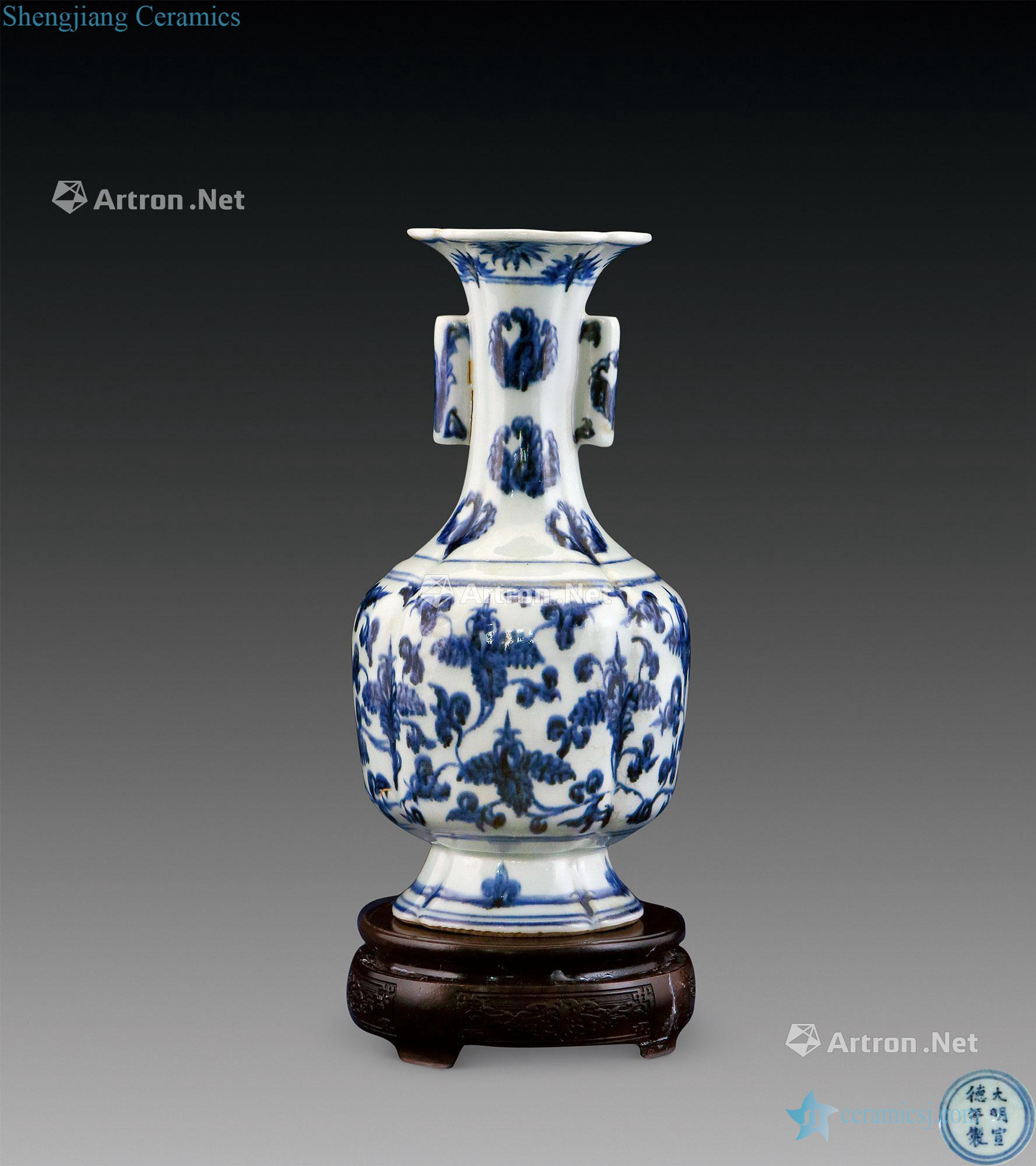 In the Ming dynasty Ming xuande blue and white porcelain of okra grain melon leng bottles