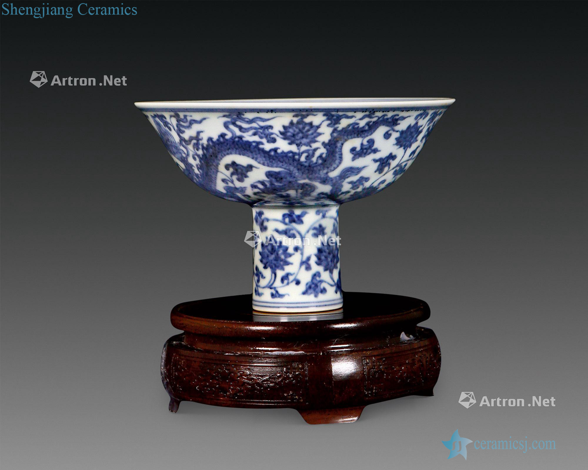In the Ming dynasty Blue and white floral dragon footed bowl
