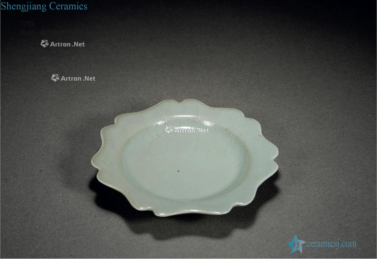 The southern song dynasty, longquan celadon yellow glaze sunflower plate