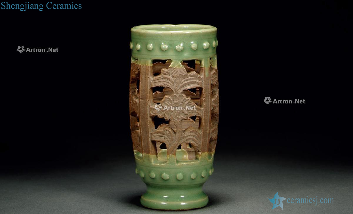 Yuan - Ming, longquan celadon green glaze dew tire hollow out flower receptacle